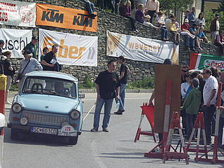 Dagmar und Kurt Kala Choroba mit Trabant 601 S am Seiberer 2010